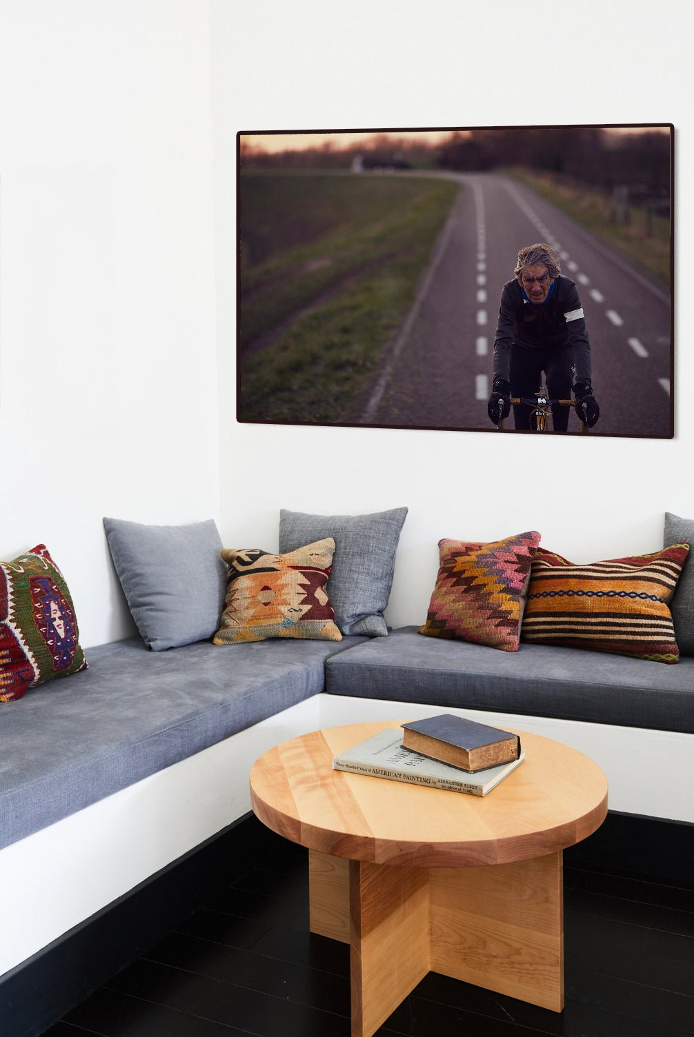 Detailfoto van de 'Between the Lines' Nederlandse wielerfotografie met een op maat gebouwde stalen fiets (gebouwd rond een jaren-80 Gazelle-frame) - wielrennen wanddecoratie door Cyclingprints.nl