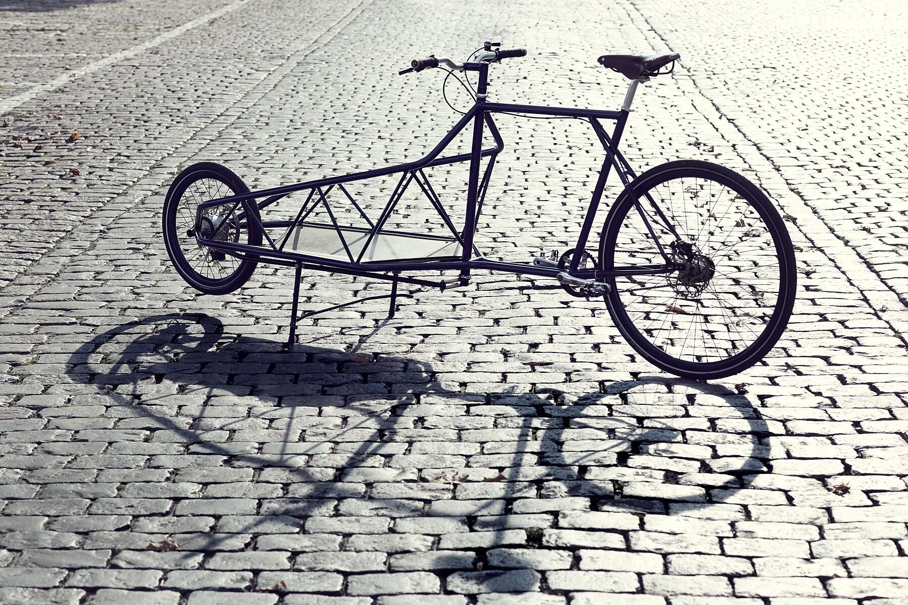 Elian Cargo Bike – Cobbles | Fine Art Cycling Print - Cyclingprints.nl