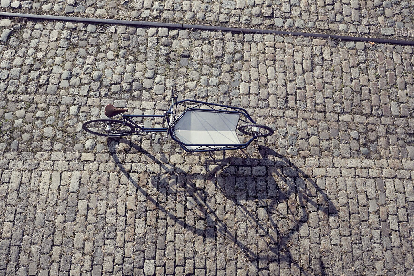 Elian Cargo Bike – Shadowplay | Fine Art Cycling Print - Cyclingprints.nl