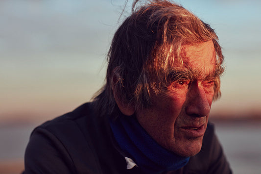 Nederlandse Wielerfotografie '20/20 Vision' - Albert, een 82-jarige wielrenner, op zijn op maat gebouwde stalen fiets langs de Waal- en Lekdijken, Nederland, fine art print door Cyclingprints.nl