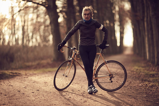 Nederlandse Wielerfotografie 'A Breather' - Albert, een 82-jarige wielrenner, op zijn op maat gebouwde stalen fiets langs de Waal- en Lekdijken, Nederland, fine art print door Cyclingprints.nl