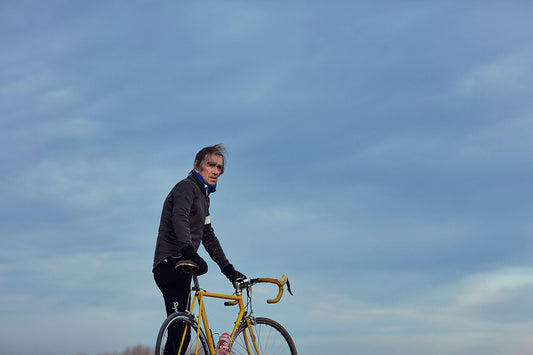 Nederlandse Wielerfotografie 'Albert, A Cyclist's Cyclist' - Albert, een 82-jarige wielrenner, op zijn op maat gebouwde stalen fiets langs de Waal- en Lekdijken, Nederland, fine art print door Cyclingprints.nl