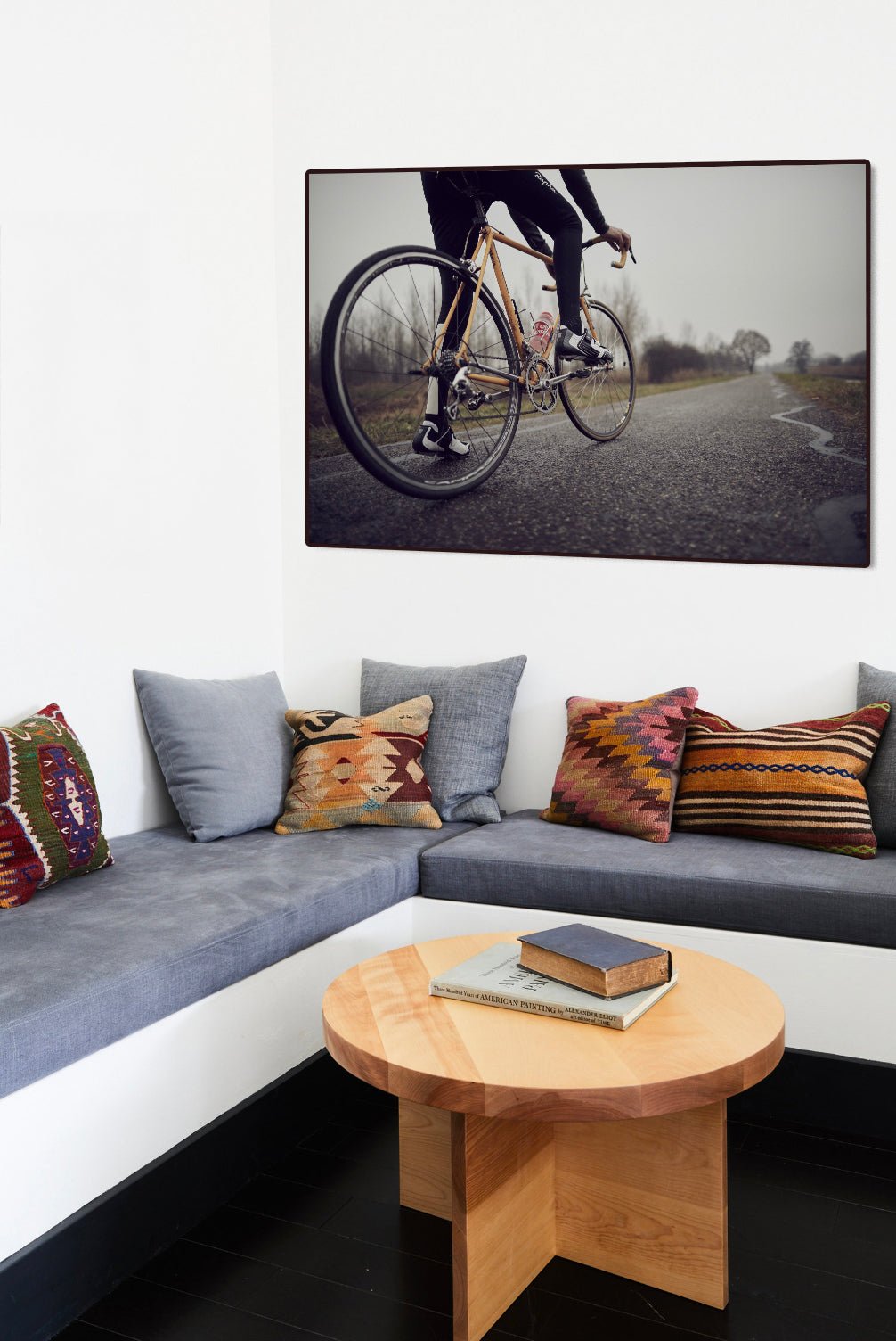 Detailfoto van de 'Asphalt&Attitude' Nederlandse wielerfotografie met een op maat gebouwde stalen fiets (gebouwd rond een jaren-80 Gazelle-frame) - wielrennen wanddecoratie door Cyclingprints.nl