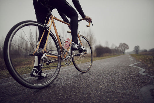 Nederlandse Wielerfotografie 'Asphalt&Attitude' - Albert, een 82-jarige wielrenner, op zijn op maat gebouwde stalen fiets langs de Waal- en Lekdijken, Nederland, fine art print door Cyclingprints.nl