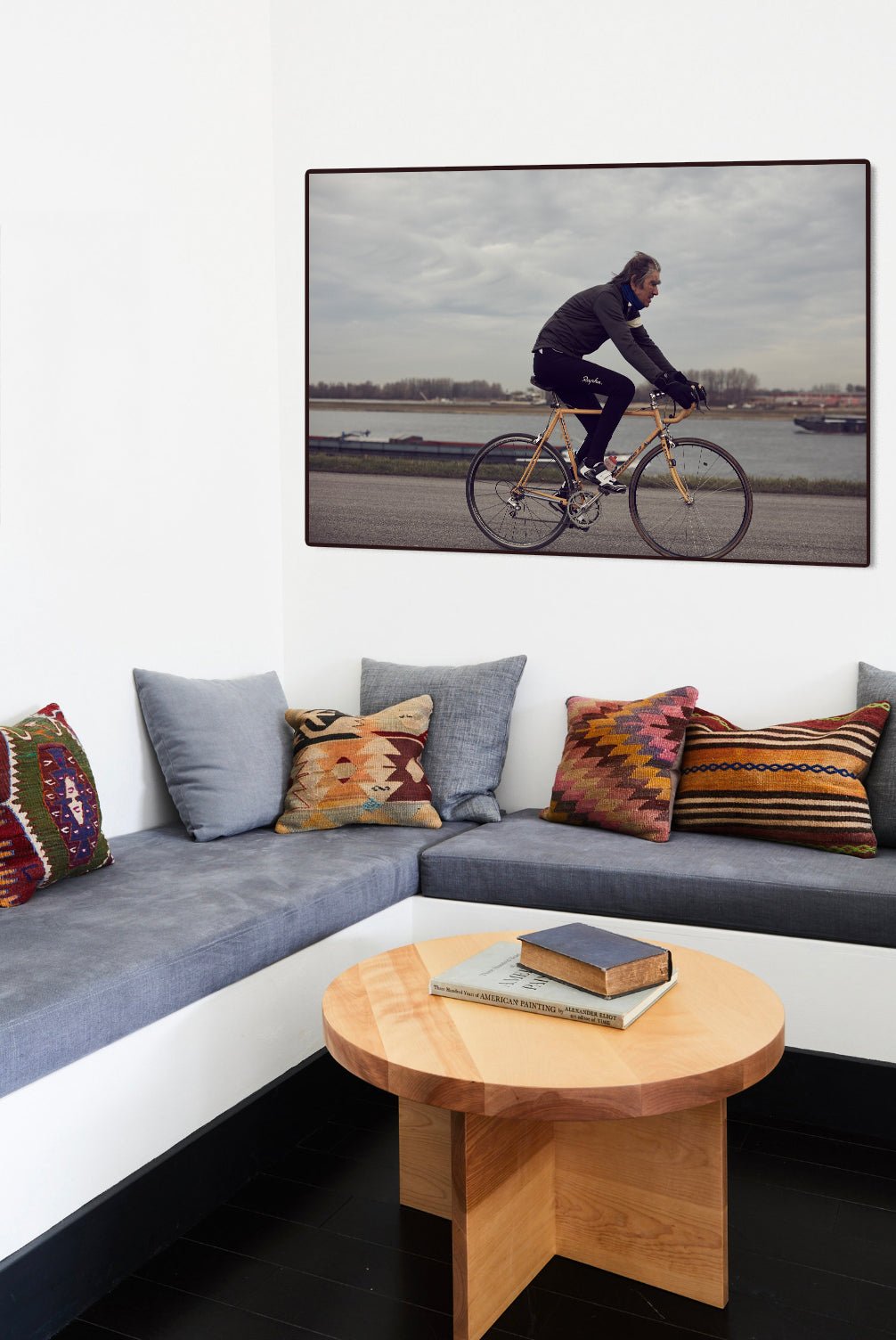 Detailfoto van de 'Backbone & Barges' Nederlandse wielerfotografie met een op maat gebouwde stalen fiets (gebouwd rond een jaren-80 Gazelle-frame) - wielrennen wanddecoratie door Cyclingprints.nl