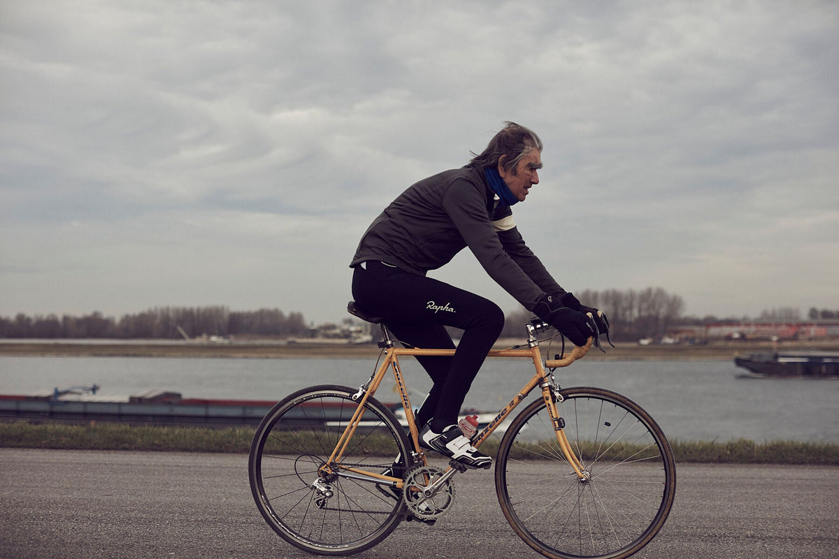 Nederlandse Wielerfotografie 'Backbone & Barges' - Albert, een 82-jarige wielrenner, op zijn op maat gebouwde stalen fiets langs de Waal- en Lekdijken, Nederland, fine art print door Cyclingprints.nl