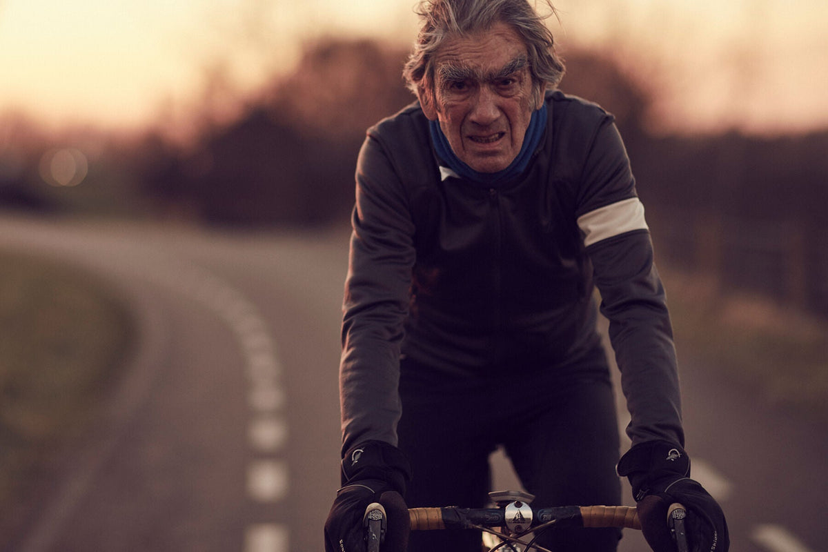 Nederlandse Wielerfotografie 'Between the Lines' - Albert, een 82-jarige wielrenner, op zijn op maat gebouwde stalen fiets langs de Waal- en Lekdijken, Nederland, fine art print door Cyclingprints.nl
