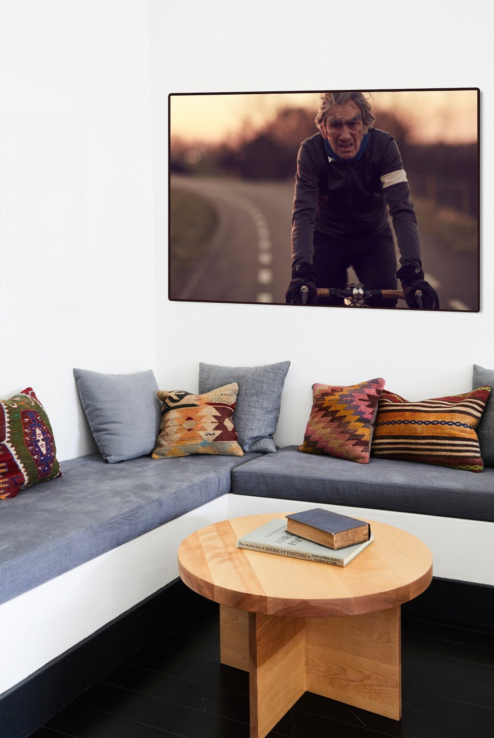 Detailfoto van de 'Between the Lines' Nederlandse wielerfotografie met een op maat gebouwde stalen fiets (gebouwd rond een jaren-80 Gazelle-frame) - wielrennen wanddecoratie door Cyclingprints.nl