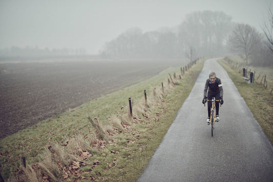 Nederlandse Wielerfotografie 'Bikes & Dikes' - Albert, een 82-jarige wielrenner, op zijn op maat gebouwde stalen fiets langs de Waal- en Lekdijken, Nederland, fine art print door Cyclingprints.nl