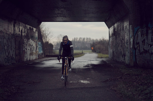 Nederlandse Wielerfotografie 'Bridge too Far' - Albert, een 82-jarige wielrenner, op zijn op maat gebouwde stalen fiets langs de Waal- en Lekdijken, Nederland, fine art print door Cyclingprints.nl