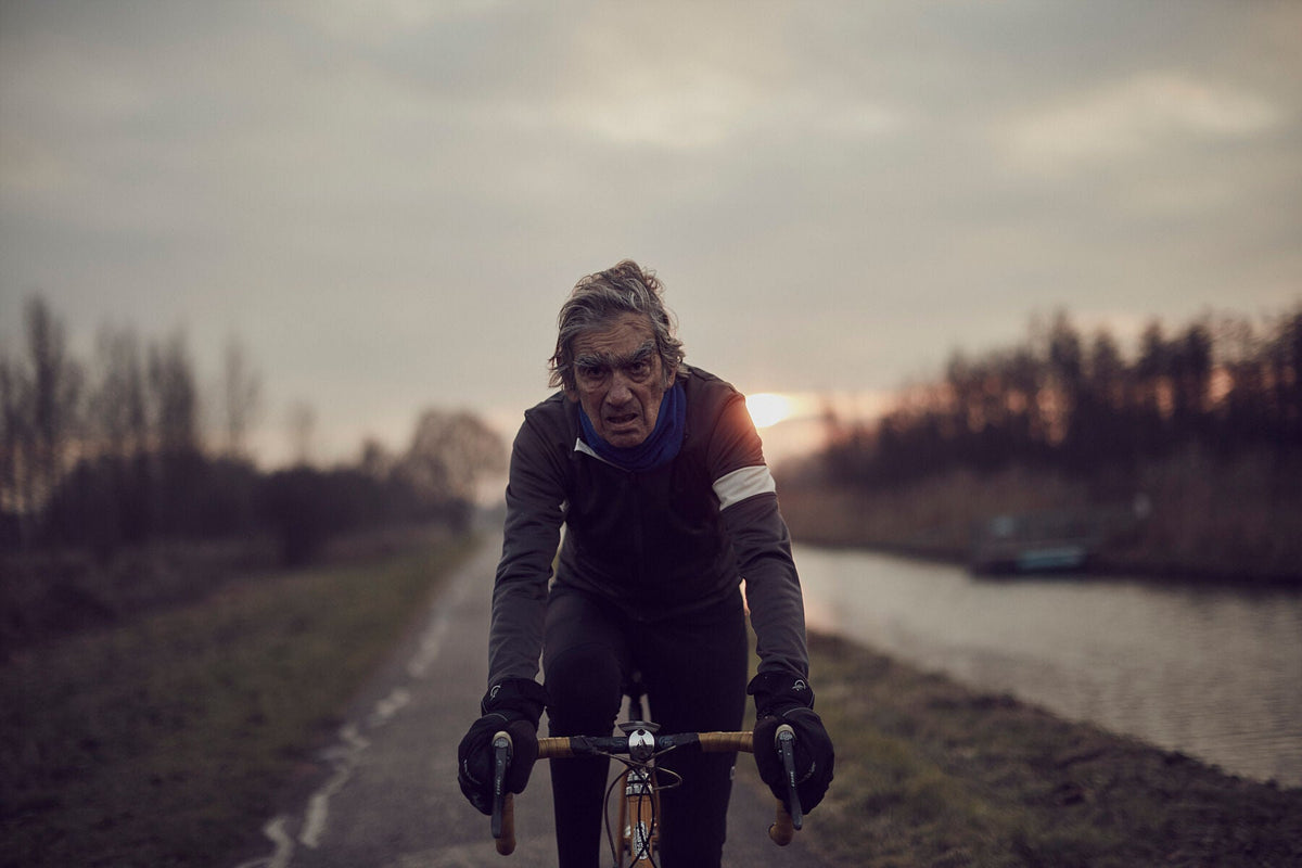 Nederlandse Wielerfotografie 'Channel' - Albert, een 82-jarige wielrenner, op zijn op maat gebouwde stalen fiets langs de Waal- en Lekdijken, Nederland, fine art print door Cyclingprints.nl