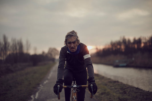 Nederlandse Wielerfotografie 'Channel' - Albert, een 82-jarige wielrenner, op zijn op maat gebouwde stalen fiets langs de Waal- en Lekdijken, Nederland, fine art print door Cyclingprints.nl