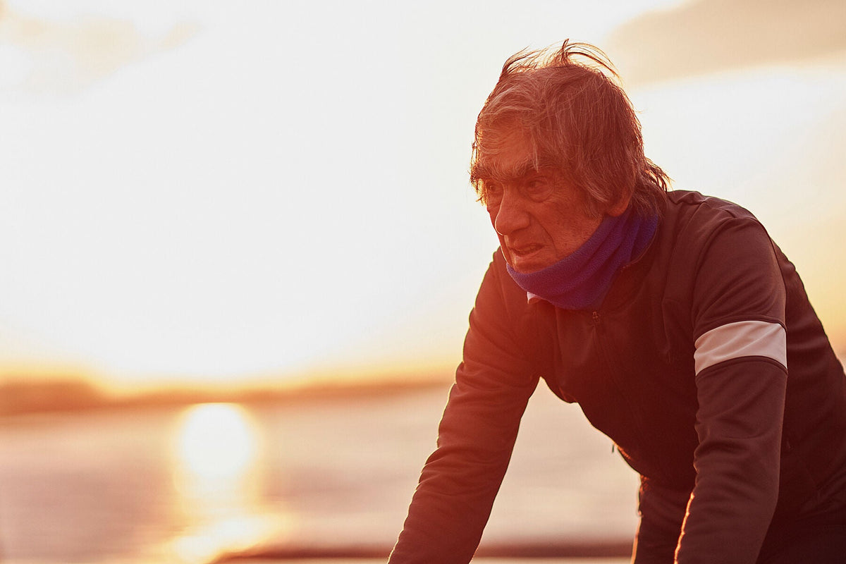 Nederlandse Wielerfotografie 'Dawn til Dusk' - Albert, een 82-jarige wielrenner, op zijn op maat gebouwde stalen fiets langs de Waal- en Lekdijken, Nederland, fine art print door Cyclingprints.nl