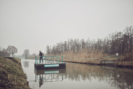 Nederlandse Wielerfotografie 'Ferry' - Albert, een 82-jarige wielrenner, op zijn op maat gebouwde stalen fiets langs de Waal- en Lekdijken, Nederland, fine art print door Cyclingprints.nl