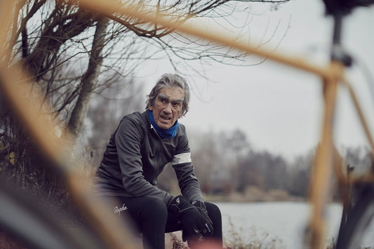 Nederlandse Wielerfotografie 'Framed' - Albert, een 82-jarige wielrenner, op zijn op maat gebouwde stalen fiets langs de Waal- en Lekdijken, Nederland, fine art print door Cyclingprints.nl