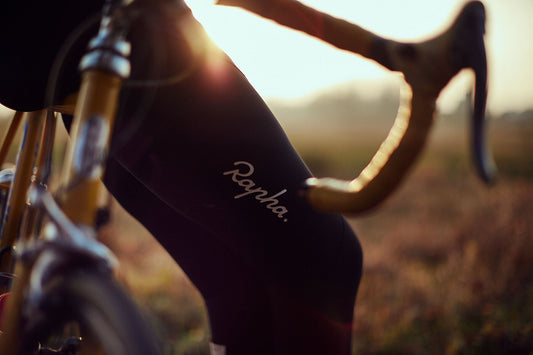 Nederlandse Wielerfotografie 'Golden Hour' - Albert, een 82-jarige wielrenner, op zijn op maat gebouwde stalen fiets langs de Waal- en Lekdijken, Nederland, fine art print door Cyclingprints.nl