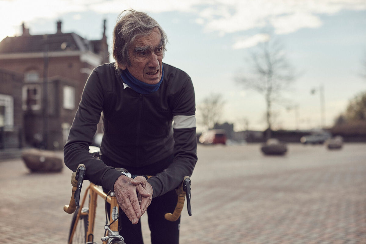 Nederlandse Wielerfotografie 'Hands On' - Albert, een 82-jarige wielrenner, op zijn op maat gebouwde stalen fiets langs de Waal- en Lekdijken, Nederland, fine art print door Cyclingprints.nl