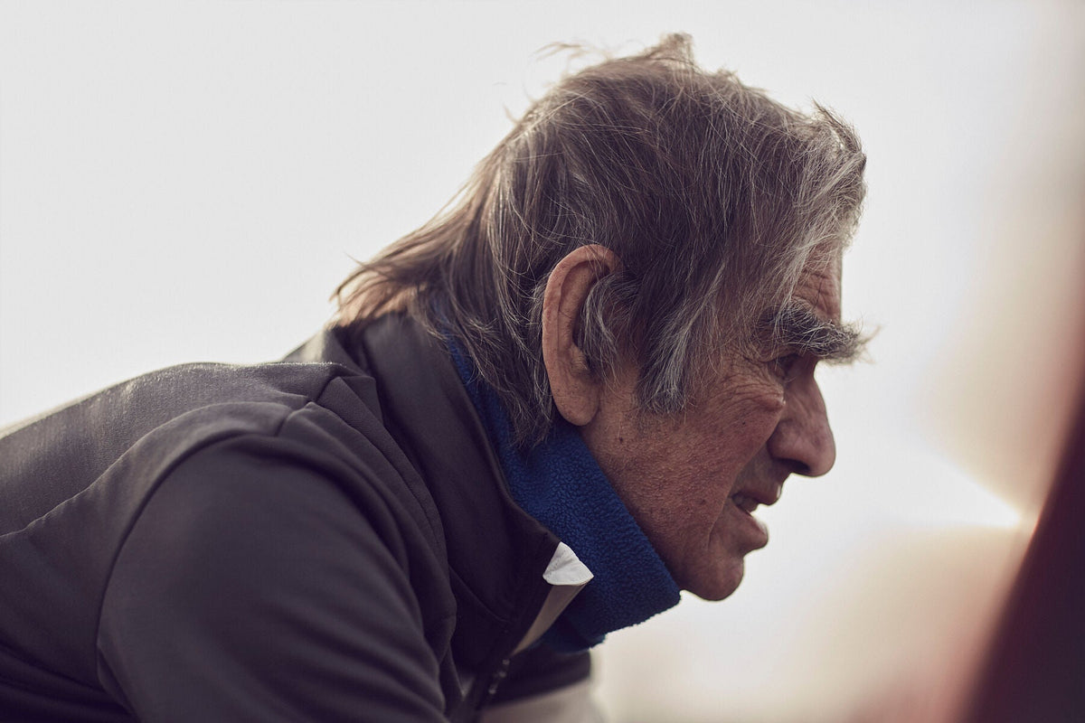 Nederlandse Wielerfotografie 'Head Down' - Albert, een 82-jarige wielrenner, op zijn op maat gebouwde stalen fiets langs de Waal- en Lekdijken, Nederland, fine art print door Cyclingprints.nl