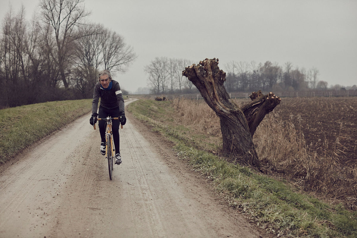 Nederlandse Wielerfotografie 'Making Tracks' - Albert, een 82-jarige wielrenner, op zijn op maat gebouwde stalen fiets langs de Waal- en Lekdijken, Nederland, fine art print door Cyclingprints.nl