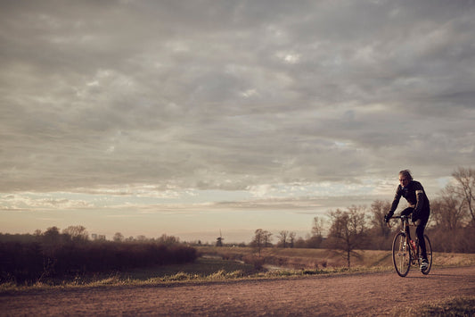 Nederlandse Wielerfotografie 'Mills & Thrills' - Albert, een 82-jarige wielrenner, op zijn op maat gebouwde stalen fiets langs de Waal- en Lekdijken, Nederland, fine art print door Cyclingprints.nl