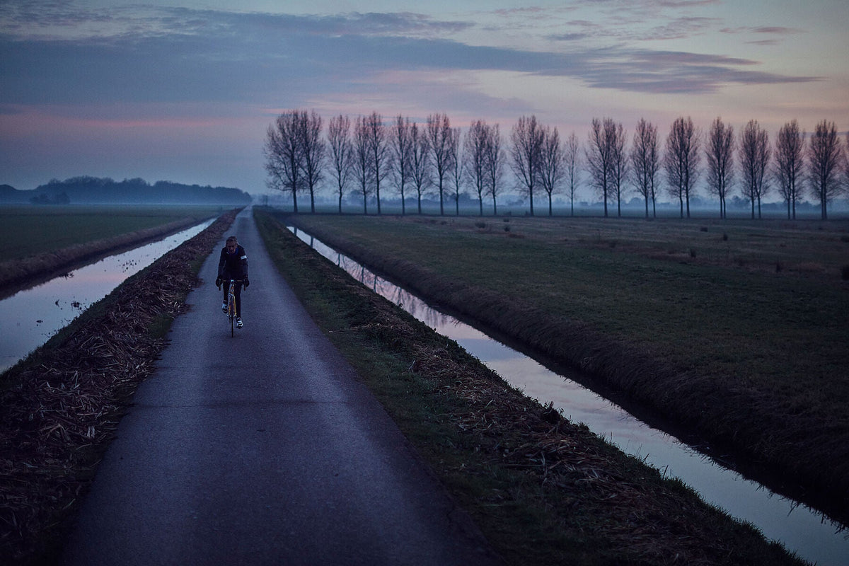 Nederlandse Wielerfotografie 'Purple Polders' - Albert, een 82-jarige wielrenner, op zijn op maat gebouwde stalen fiets langs de Waal- en Lekdijken, Nederland, fine art print door Cyclingprints.nl