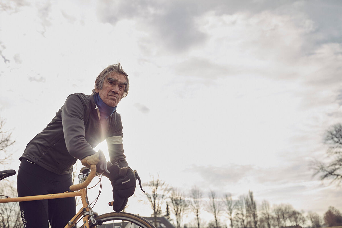 Nederlandse Wielerfotografie 'Reflections' - Albert, een 82-jarige wielrenner, op zijn op maat gebouwde stalen fiets langs de Waal- en Lekdijken, Nederland, fine art print door Cyclingprints.nl