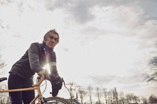 Nederlandse Wielerfotografie 'Reflections' - Albert, een 82-jarige wielrenner, op zijn op maat gebouwde stalen fiets langs de Waal- en Lekdijken, Nederland, fine art print door Cyclingprints.nl