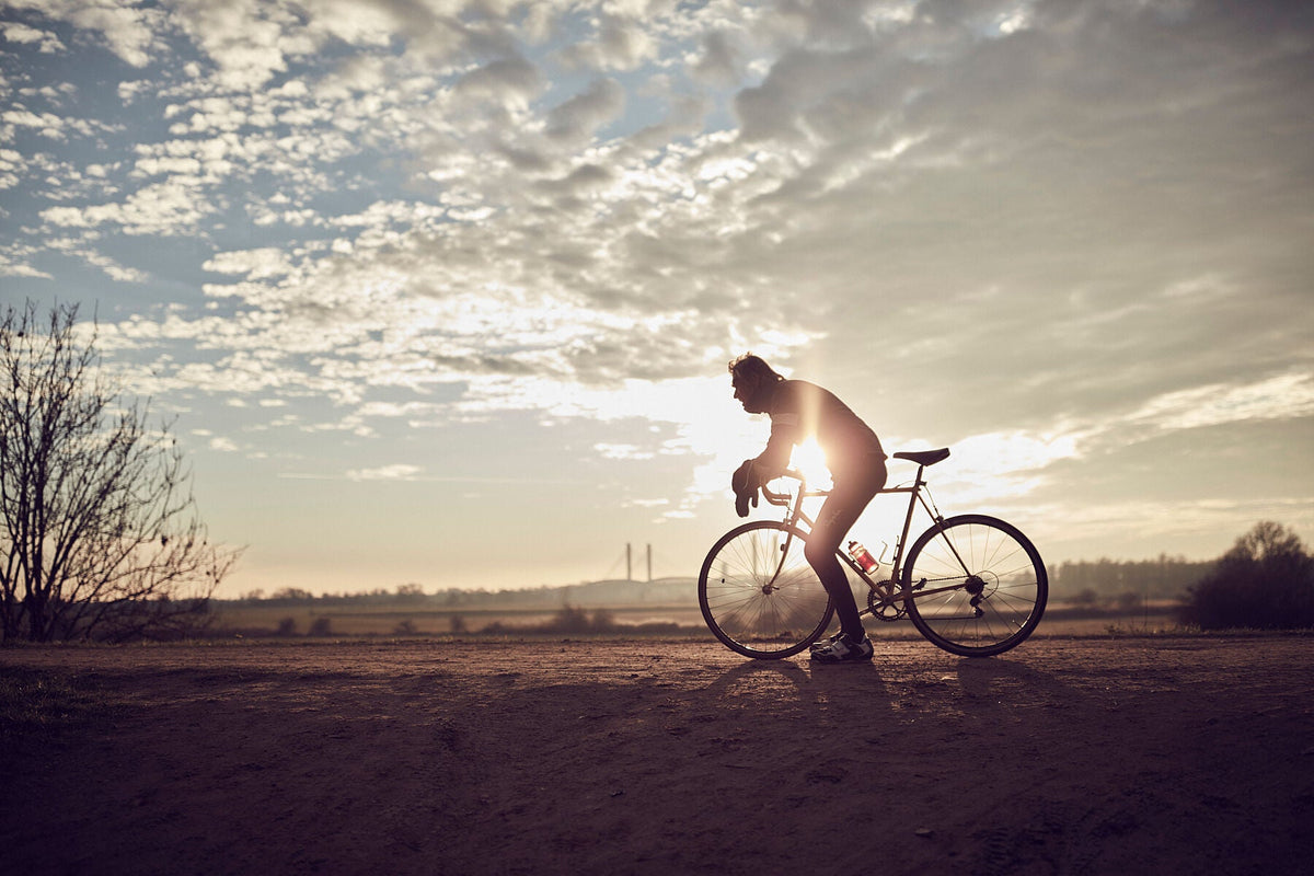Nederlandse Wielerfotografie 'Riverland' - Albert, een 82-jarige wielrenner, op zijn op maat gebouwde stalen fiets langs de Waal- en Lekdijken, Nederland, fine art print door Cyclingprints.nl