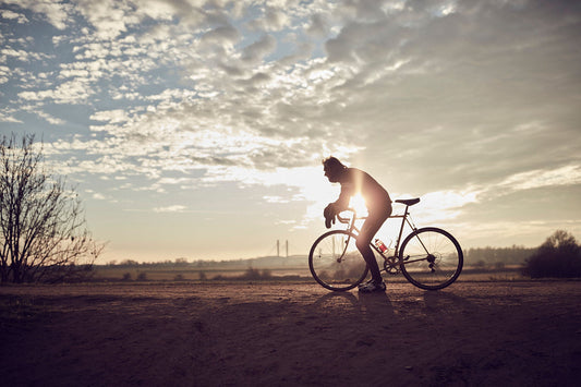 Nederlandse Wielerfotografie 'Riverland' - Albert, een 82-jarige wielrenner, op zijn op maat gebouwde stalen fiets langs de Waal- en Lekdijken, Nederland, fine art print door Cyclingprints.nl