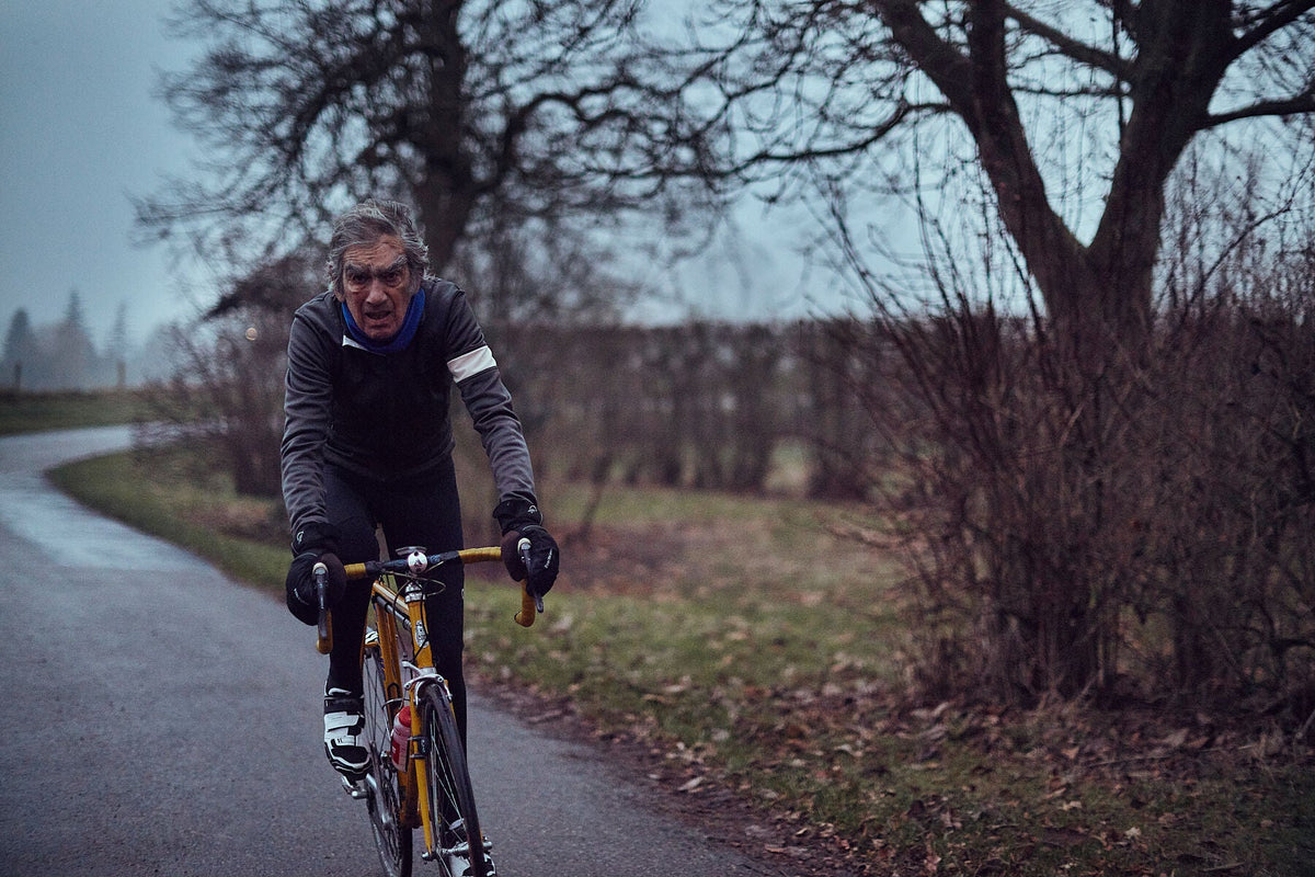 Nederlandse Wielerfotografie 'Round the Bend' - Albert, een 82-jarige wielrenner, op zijn op maat gebouwde stalen fiets langs de Waal- en Lekdijken, Nederland, fine art print door Cyclingprints.nl