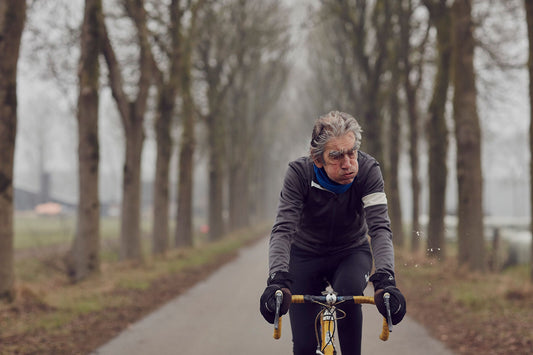 Nederlandse Wielerfotografie 'Spit & Grit' - Albert, een 82-jarige wielrenner, op zijn op maat gebouwde stalen fiets langs de Waal- en Lekdijken, Nederland, fine art print door Cyclingprints.nl