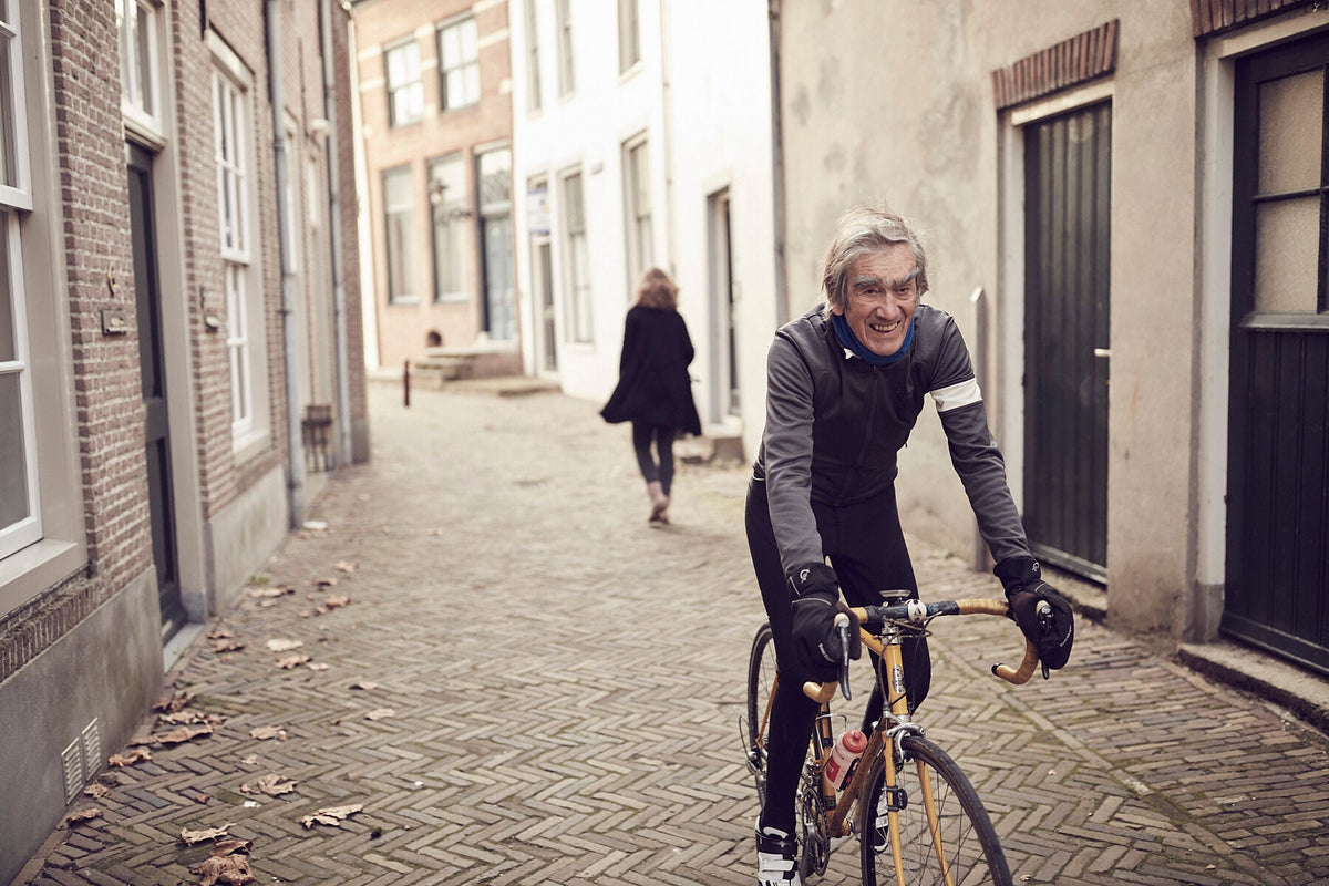 Nederlandse Wielerfotografie 'Streetview' - Albert, een 82-jarige wielrenner, op zijn op maat gebouwde stalen fiets langs de Waal- en Lekdijken, Nederland, fine art print door Cyclingprints.nl