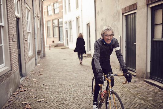 Nederlandse Wielerfotografie 'Streetview' - Albert, een 82-jarige wielrenner, op zijn op maat gebouwde stalen fiets langs de Waal- en Lekdijken, Nederland, fine art print door Cyclingprints.nl