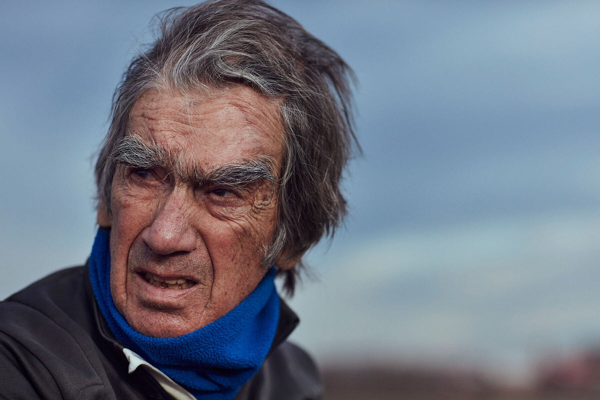 Nederlandse Wielerfotografie 'The Brigadier' - Albert, een 82-jarige wielrenner, op zijn op maat gebouwde stalen fiets langs de Waal- en Lekdijken, Nederland, fine art print door Cyclingprints.nl