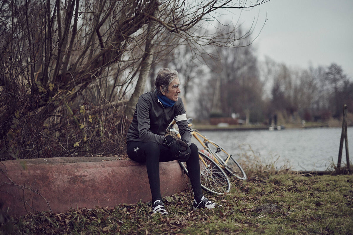 Nederlandse Wielerfotografie 'Time Out' - Albert, een 82-jarige wielrenner, op zijn op maat gebouwde stalen fiets langs de Waal- en Lekdijken, Nederland, fine art print door Cyclingprints.nl