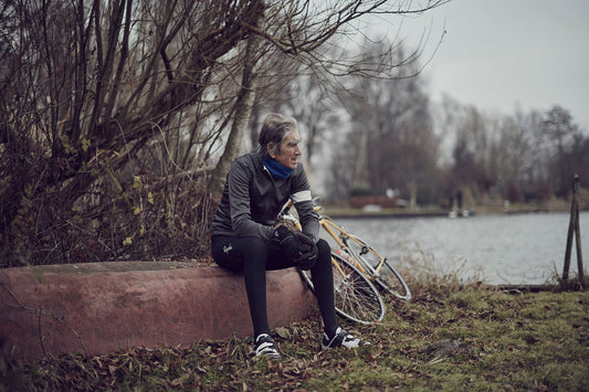 Nederlandse Wielerfotografie 'Time Out' - Albert, een 82-jarige wielrenner, op zijn op maat gebouwde stalen fiets langs de Waal- en Lekdijken, Nederland, fine art print door Cyclingprints.nl