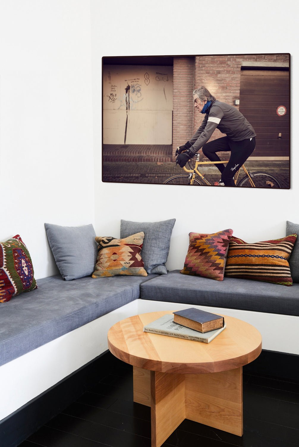 Detailfoto van de 'Writing on the Wall' Nederlandse wielerfotografie met een op maat gebouwde stalen fiets (gebouwd rond een jaren-80 Gazelle-frame) - wielrennen wanddecoratie door Cyclingprints.nl