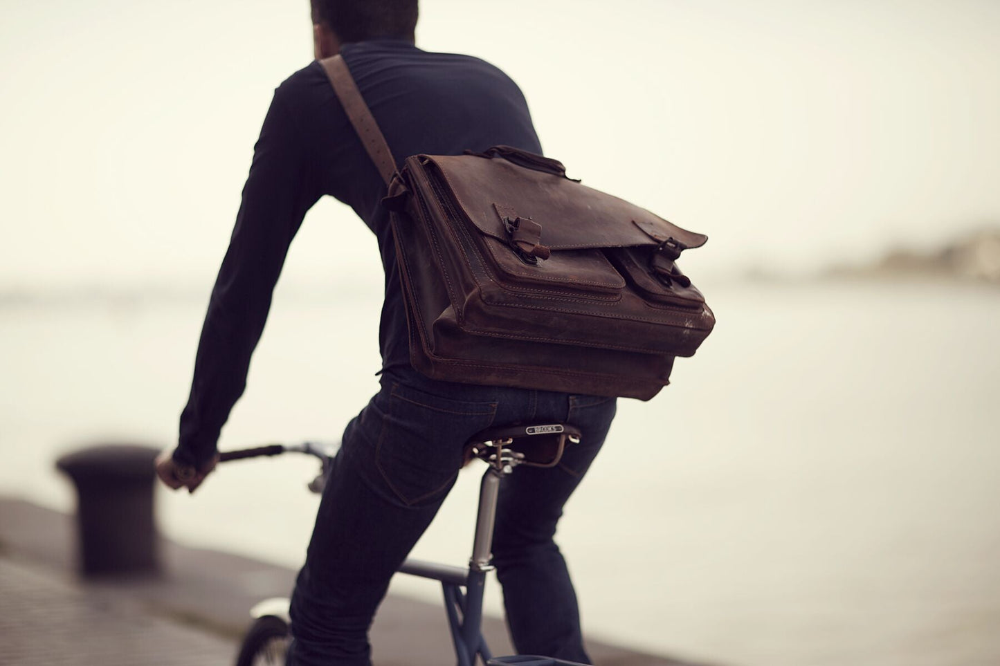 The Commuter Cycling Print - River Run - Cyclingprints.nl