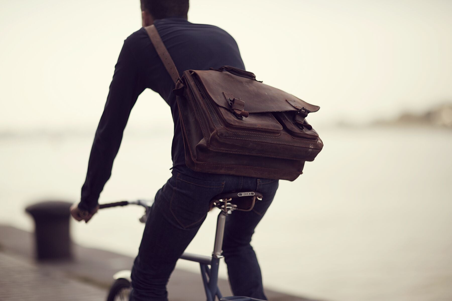 The Commuter Cycling Print - River Run - Cyclingprints.nl